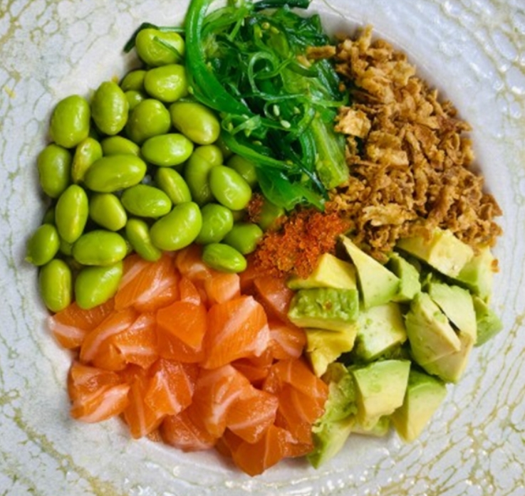 Arroz sushi, salmón fresco, aguacate, edamame, wakame, tobiko, cebolla frita y salsa