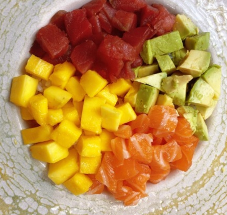 Arroz sushi, salmón, atún, mango, aguacate y salsa